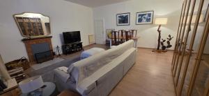 ein Wohnzimmer mit einer großen Couch in der Mitte in der Unterkunft La Volta Garibaldi in Barga