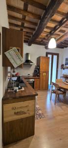 eine Küche mit Arbeitsplatte in einem Zimmer in der Unterkunft La Volta Garibaldi in Barga + 38 Fotos