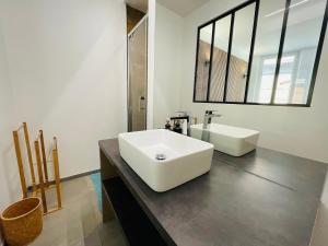 a bathroom with a white sink and a mirror at Le Charmant Bailla Science-Po in Reims +6 photos