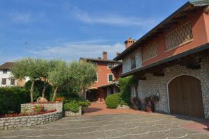 a house with a garage and a brick driveway at Agriturismo Kogoj in Medea