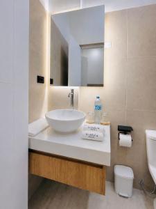 a bathroom with a sink and a toilet at Kigelia Hotel in Tumbes +15 photos