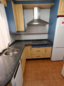 a small kitchen with a sink and a refrigerator at Apartamento Chicago in Mazagón