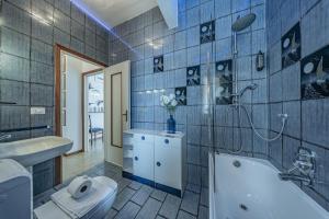 a bathroom with a tub and a toilet and a sink at Classic Breeze - vista mare - terrazza - WiFi in Varazze +26 photos