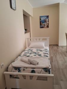 a small bedroom with a bed in a room at Apartman Andjela in Kavač