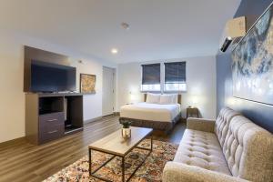 a living room with a couch and a bed at Sweet Stay in Hershey