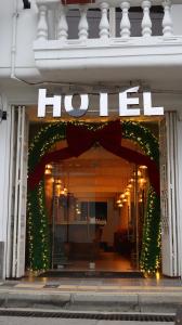 Ein Hoteleingang mit Weihnachtskränzen und einem Hotelschild in der Unterkunft Hotel Estevez in Chinácota + 25 Fotos