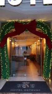 ein Eingang zu einem Gebäude mit Weihnachtsbeleuchtung in der Unterkunft Hotel Estevez in Chinácota
