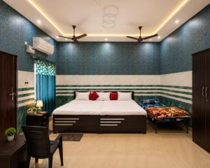 a bedroom with a bed and a chair in it at Bholenath Guest House 500 Mitter From Shree Ram Manidr in Faizābād
