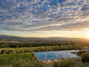 Blick vom Hinterhof einer Villa mit Swimmingpool in der Unterkunft La Quercetta in Foligno