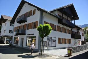 オーベルストドルフにあるGeorg Mayer Hausの建物前を歩く女