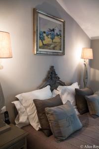 a living room with pillows and a picture on the wall at Domaine de Mejeans - Teritoria in Alleins