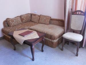 sala de estar con sofá y silla en Hotel Imperial 2011, en Yalta
