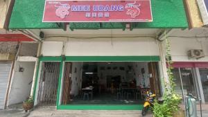 a restaurant with a sign in the front of it at F1 Riverside Mee Udang in Malacca