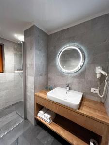 un bagno con lavandino e doccia di Ciasa Montanara a La Villa