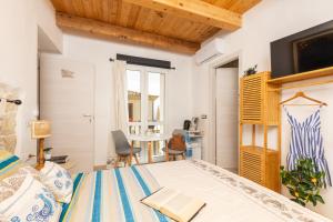 ein Schlafzimmer mit einem Bett und einem Tisch in einem Zimmer in der Unterkunft Tra Cale e Rioni in Baunei