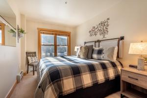 a bedroom with a bed and a window at Copper Springs Lodge 332 in Copper Mountain