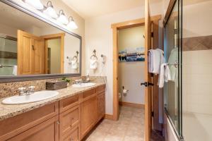 a bathroom with two sinks and a shower at Copper Springs Lodge 332 in Copper Mountain