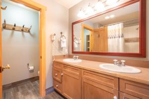 a bathroom with two sinks and a large mirror at Copper Springs Lodge 301 in Copper Mountain