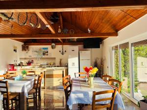 a kitchen and dining room with a table and chairs at Casa Maruska in Murighiol
