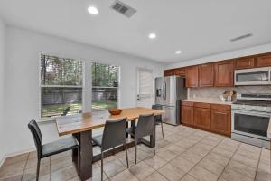 una cucina con tavolo e sedie in legno di Drifting Shadows a Conroe
