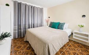 a bedroom with a bed with green pillows on it at Villa Aurora 3 Bedroom 2 Baths in Baños