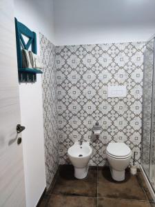 a bathroom with a toilet and a sink at Palazzo ReSilente- B&B dell'Infopoint in Castelnuovo Cilento
