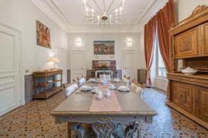 a dining room with a table and a chandelier at Domaine de La Bourse in Vérigny