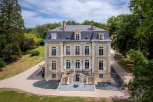 an aerial view of a large house at Domaine de La Bourse in Vérigny