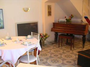 Un restaurante o sitio para comer en Chambre d'hôte Priory-View Dinan
