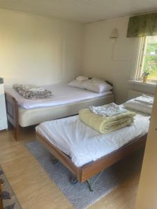a room with three beds in it at Röda huset in Åhus
