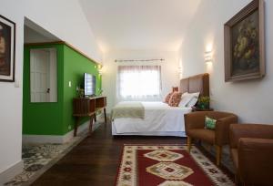 a green and white bedroom with a bed and a chair at Pousada Casalinda Camburi in Camburi +80 photos