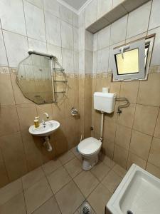 a bathroom with a toilet and a sink at Apartman sa dve spavace sobe, prizemlje, Popović in Petrovac na Moru