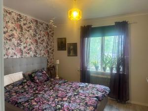 a bedroom with a bed and a window at Retro hus in Kosta