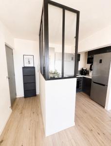 a room with a white counter and a kitchen at ideal in Carnon-Plage