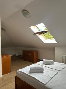 a room with two beds and a skylight at Restoran Orahovica Konjic - sobe in Konjic