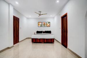 a bedroom with a bed and a ceiling fan at Hotel O rudra paradise in New Delhi