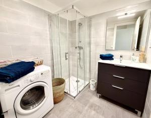 a bathroom with a washing machine and a shower at Rives dor 1C in Juan-les-Pins