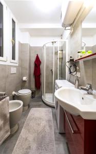 La salle de bains est pourvue de toilettes, d'un lavabo et d'une douche. dans l'établissement Blue sky, à Milan