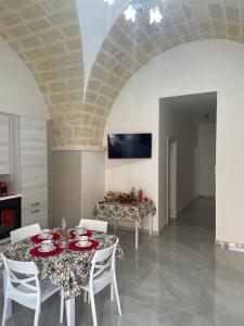 a dining room with a table and chairs in a room at La Volta di Chiara in Roccaforzata