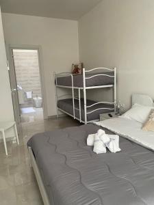 a bedroom with two bunk beds with towels at La Volta di Chiara in Roccaforzata