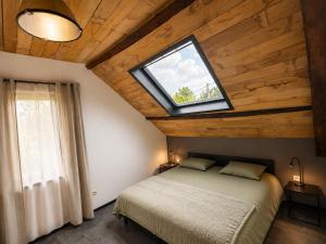 a bedroom with a bed and a window at VinOli Holiday Home in Alveringem