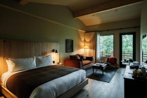 a hotel room with a bed and a couch at New Paltz Way Hotel in New Paltz