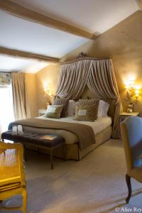 a bedroom with a large bed with a canopy at Domaine de Mejeans - Teritoria in Alleins