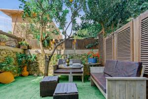 a garden with a table and chairs and a fence at InTown Suite in Lefkada
