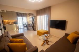 ein Wohnzimmer mit Sofa und Tisch in der Unterkunft Kallie in Volos