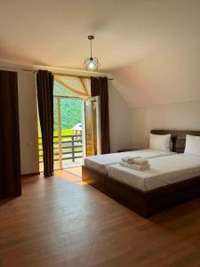 a bedroom with a bed and a large window at Lagusheda in Nashtkoli
