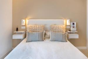 a bedroom with a large white bed with pillows at Maravilloso estudio en pleno centro in Madrid