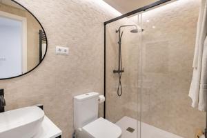 a bathroom with a shower and a toilet and a sink at Maravilloso estudio en pleno centro in Madrid