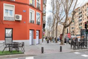a sidewalk with tables and chairs on a city street at Maravilloso estudio en pleno centro in Madrid