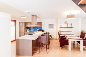 a kitchen and dining room with a table and chairs at Appartement mit Dachterrasse und Schloßblick in Heidelberg